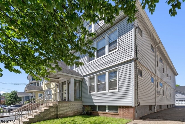 Building Photo - 144 Bellevue St