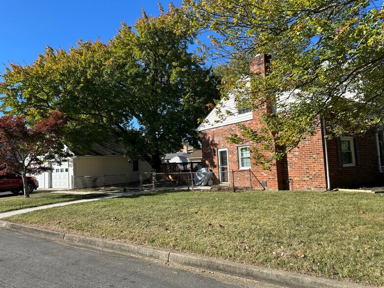 Building Photo - 9201 Woodlake Dr
