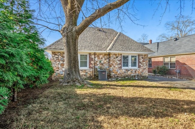 Building Photo - Live Stylishly. Live Comfortably. Live Memphis