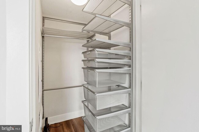 Building Photo - Practically new 1bd/1ba steps to Logan Cir...