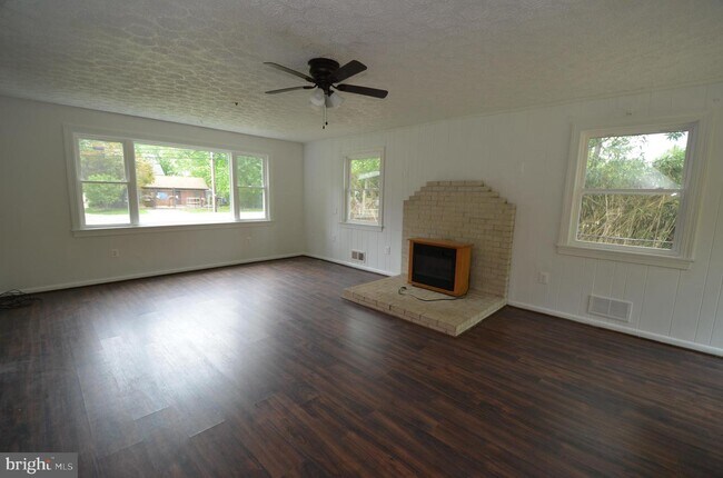 Building Photo - 6201 Shady Side Rd