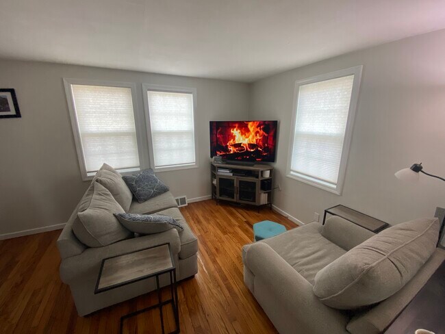 living area - 32 Saratoga Rd