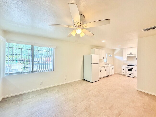 Building Photo - AVAILABLE NOW!! Studio Apartment in Palm Springs!