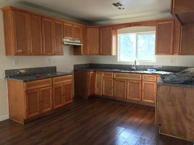 Building Photo - 83(430)