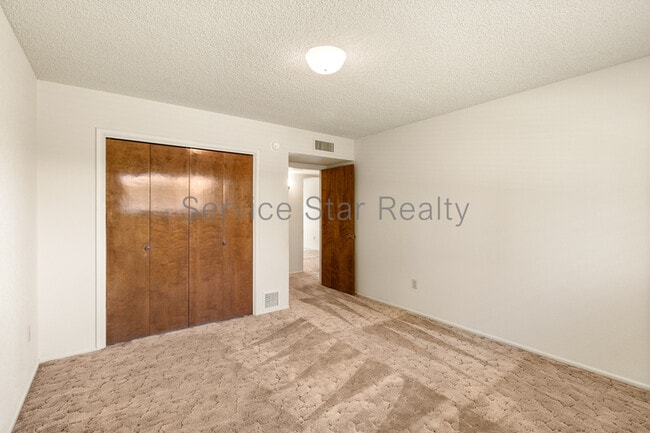 Building Photo - 4938 E Earll Dr