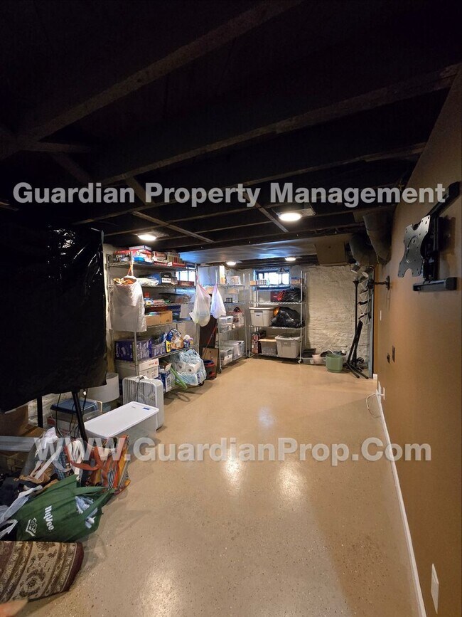 Building Photo - House Available Sep 1st, Move in special for Sep move-in! Updated Kitchen & Baths, Large Fenced Y...