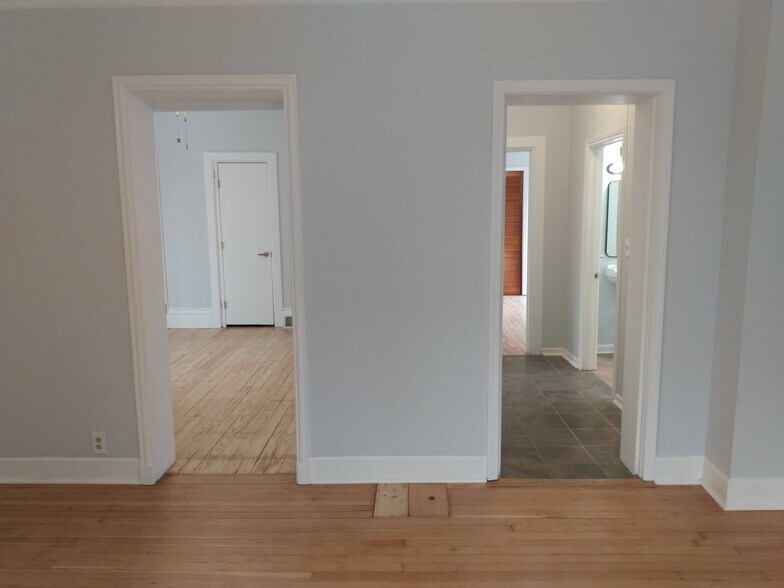 Living rooom - 122 E Main St