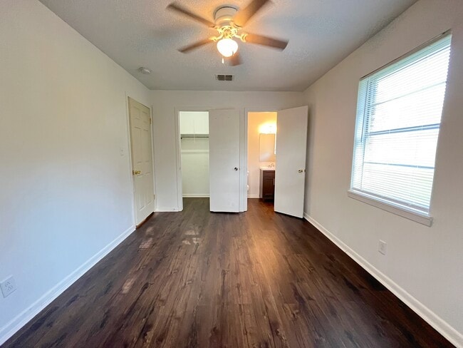 Building Photo - 409 La Bradford Dr