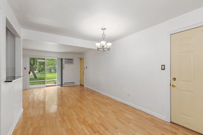 Building Photo - 522 E Spruce Dr