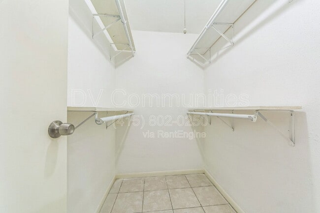 Building Photo - 809 Willow Creek Dr