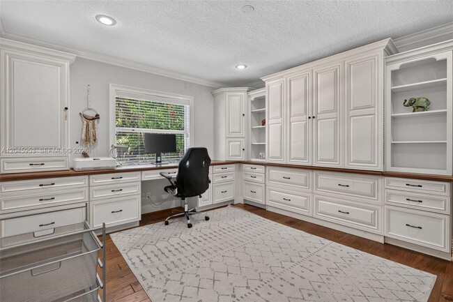 Building Photo - 542 N Cypress Dr