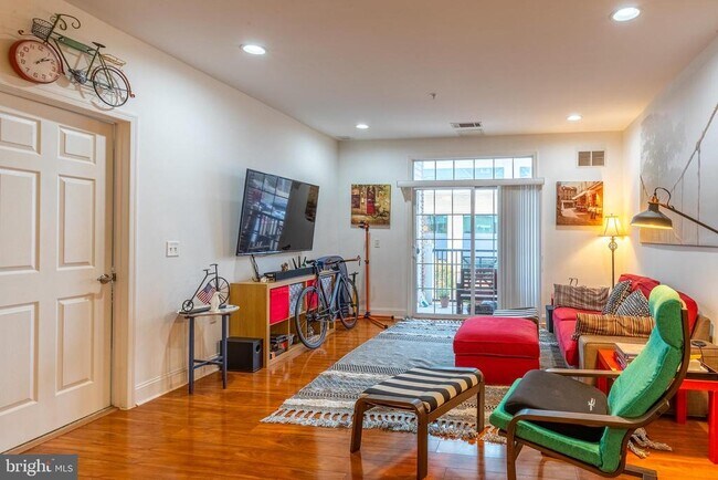 Building Photo - 200 W Elm St