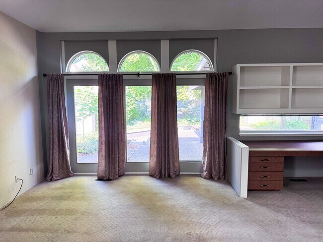 Building Photo - Historical Duplex - Spacious 3 Bedroom, 2.5 Bath Duplex with fenced in private patio.