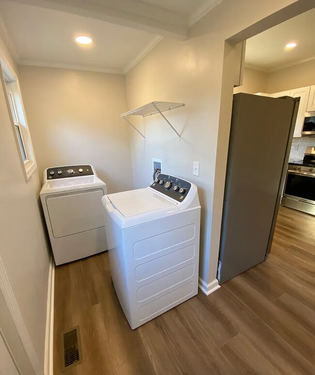 Building Photo - Renovated 3/1 Available Near Downtown Greenville!