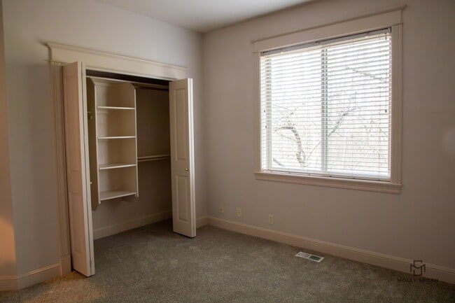 Building Photo - 20375 NE Lakeside Dr