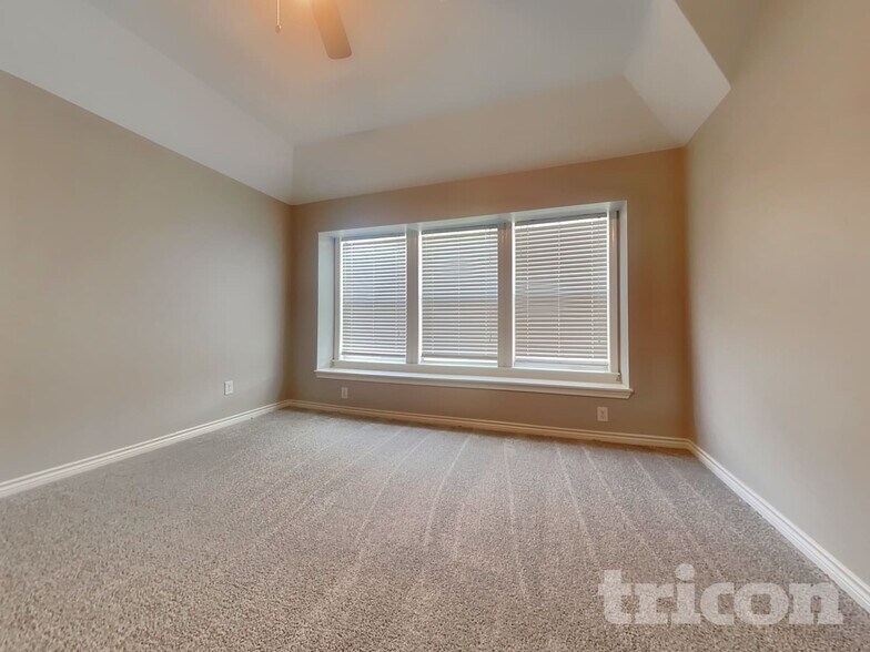 Building Photo - 5816 Greenmeadow Dr