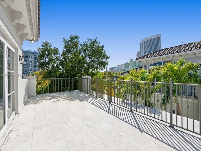 Building Photo - 827 SE 2nd Ct