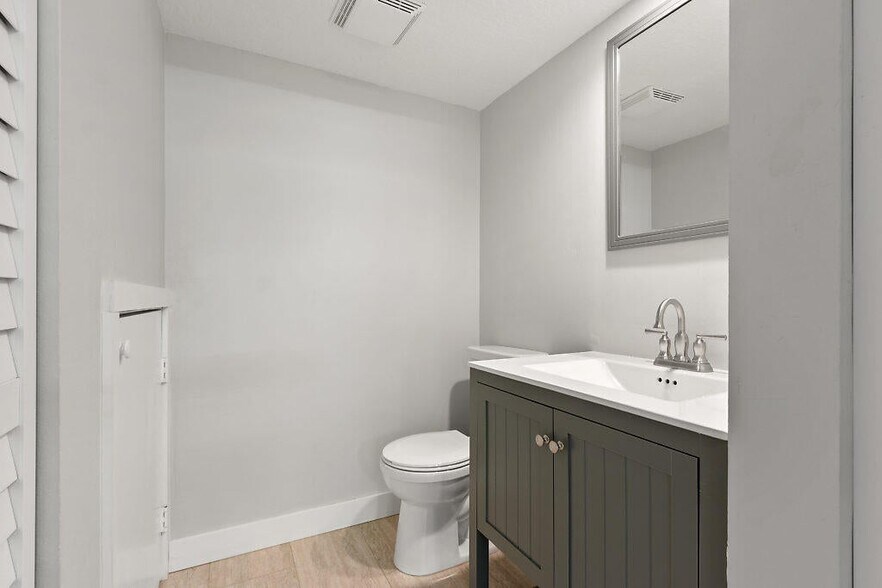 Building Photo - 825 Center St