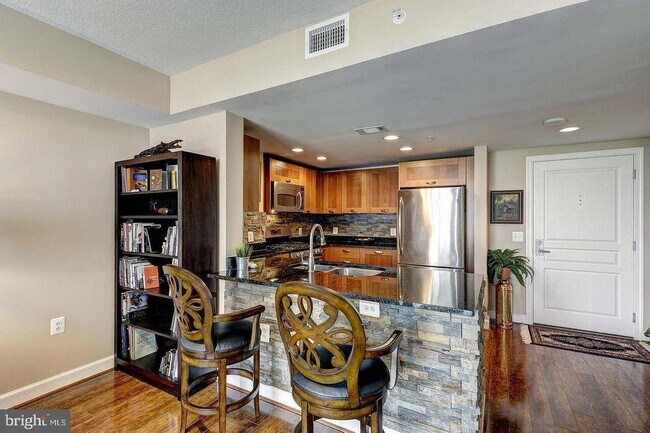 Building Photo - 2451 Midtown Ave