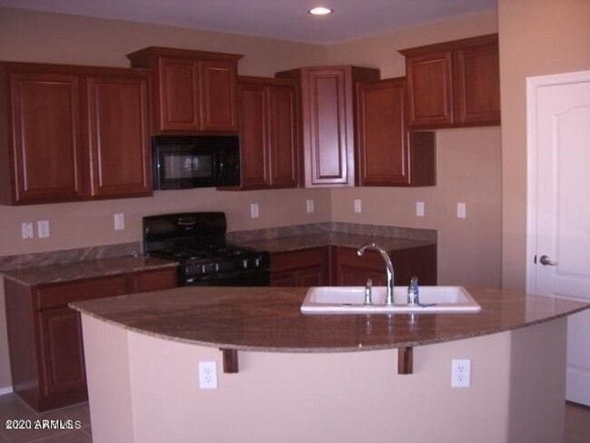 Building Photo - Gorgeous Large 4 Bed 2.5 Bath Home with lo...