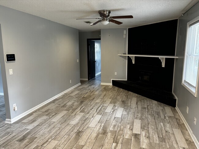 Building Photo - 1042 Live Oak Dr