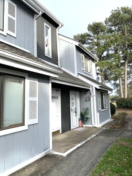 Building Photo - 3700 Golf Colony Ln