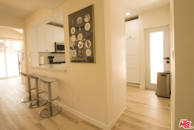 Building Photo - 9042 Phyllis Ave