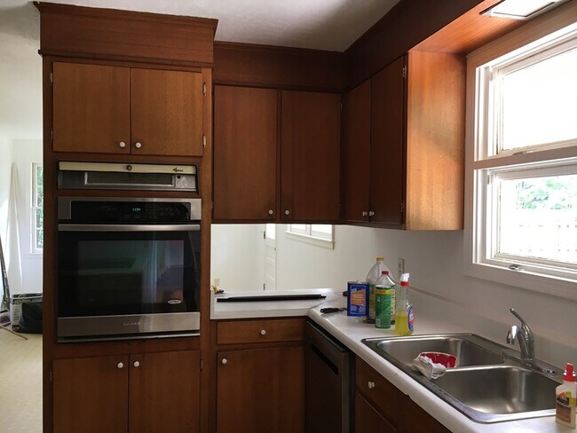 Building Photo - 925 Magnolia St SE