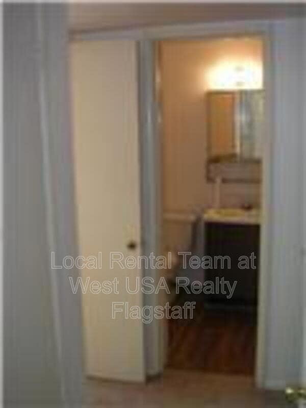 Building Photo - 2219 E Dortha Ave
