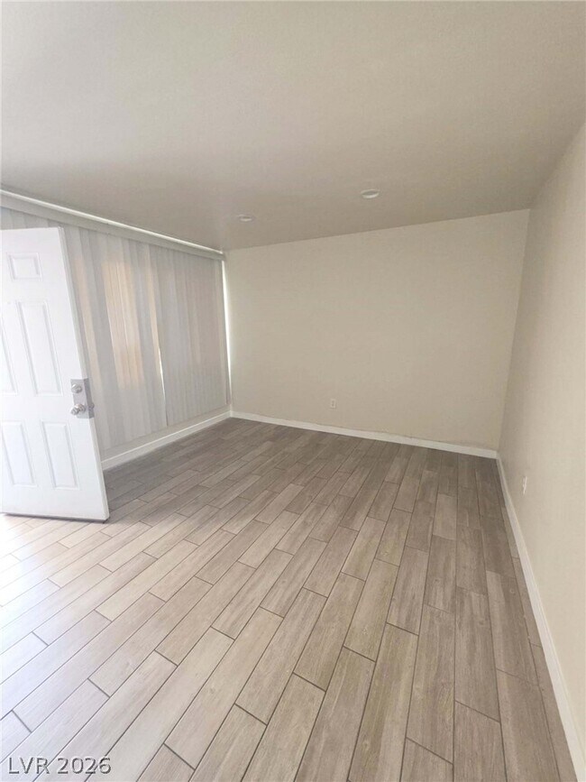 Building Photo - 1107 E Desert Inn Rd