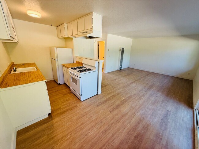 Building Photo - 2 bed 1 bath apartment for rent in South Lake Tahoe