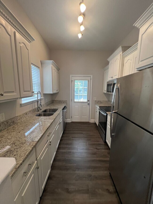 Building Photo - Charming 3/2 Home in Great Neighborhood