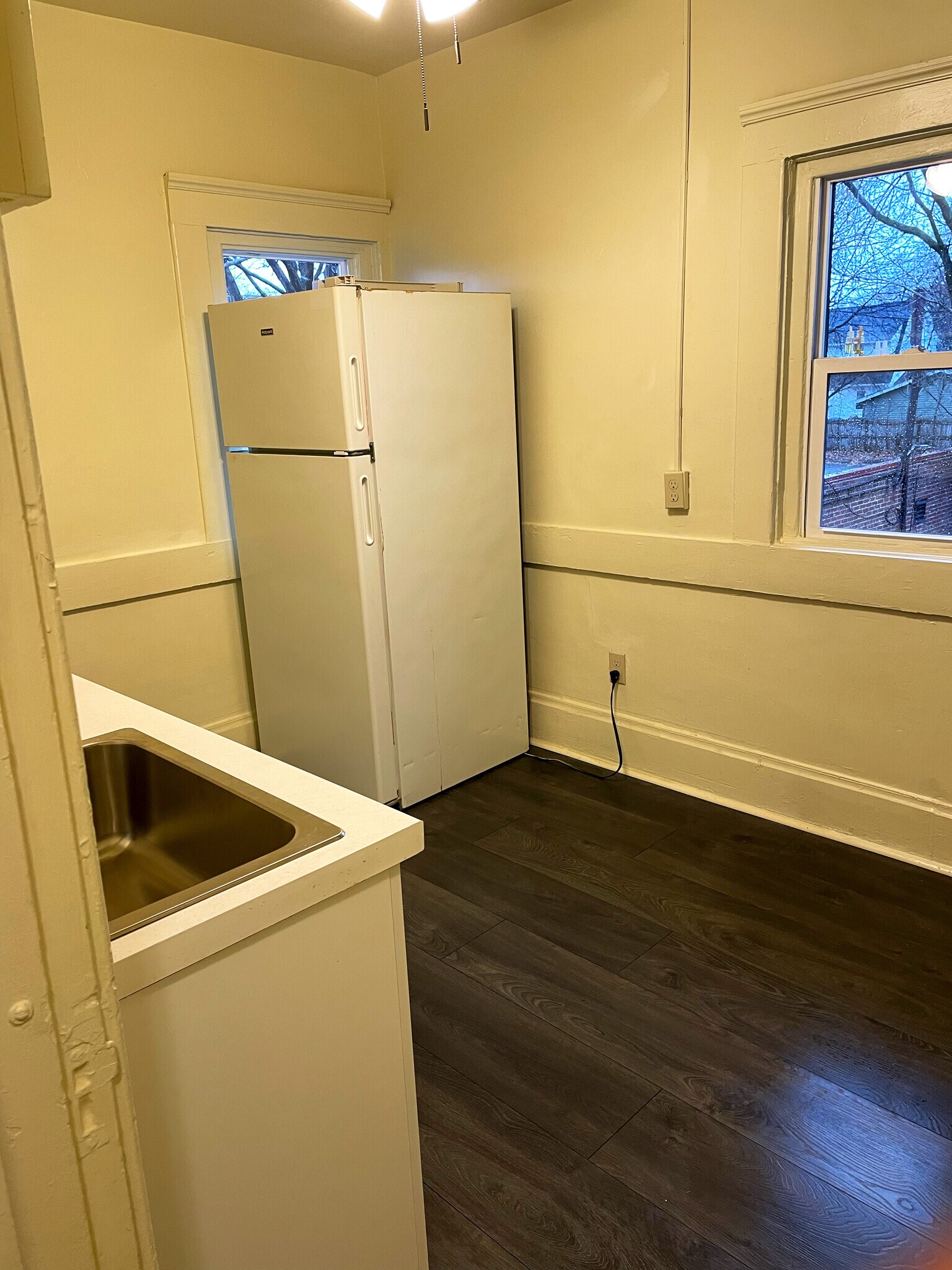 Building Photo - 889 N Main St