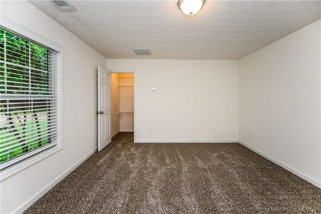 Building Photo - 805 Lewis Ridge Cir