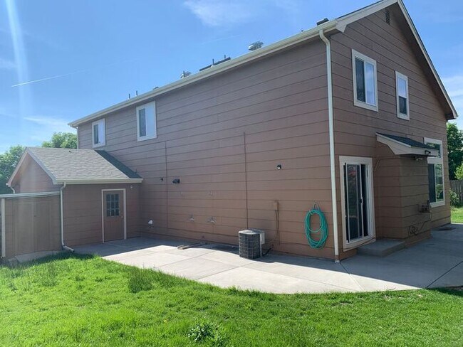 Building Photo - Gorgeous 5 Bedroom 3.5 Bath House with 3 c...