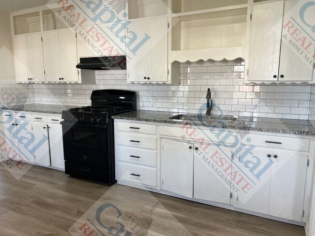 Building Photo - Great 4 Bedroom!!!