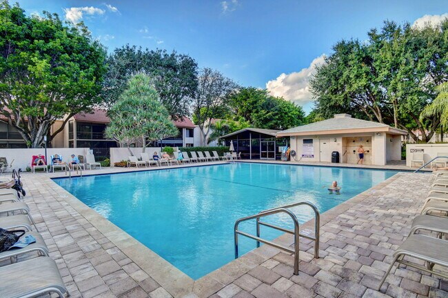 Building Photo - 5560 Fairway Park Dr