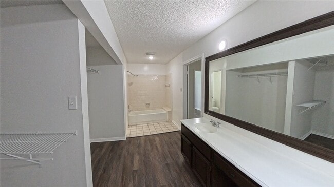 Building Photo - 3 Rain Walk Ct