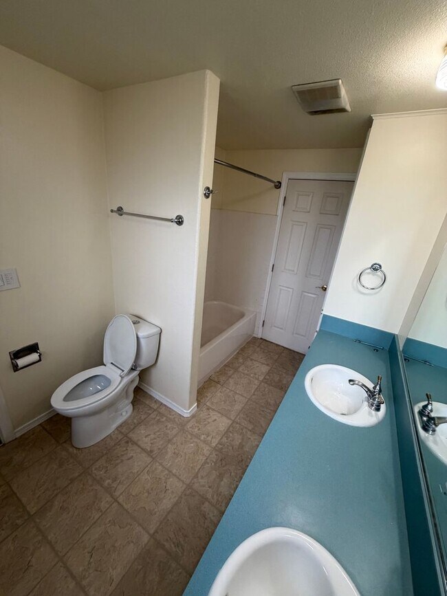 Building Photo - Must See 3 Bedroom with Fenced Yard!