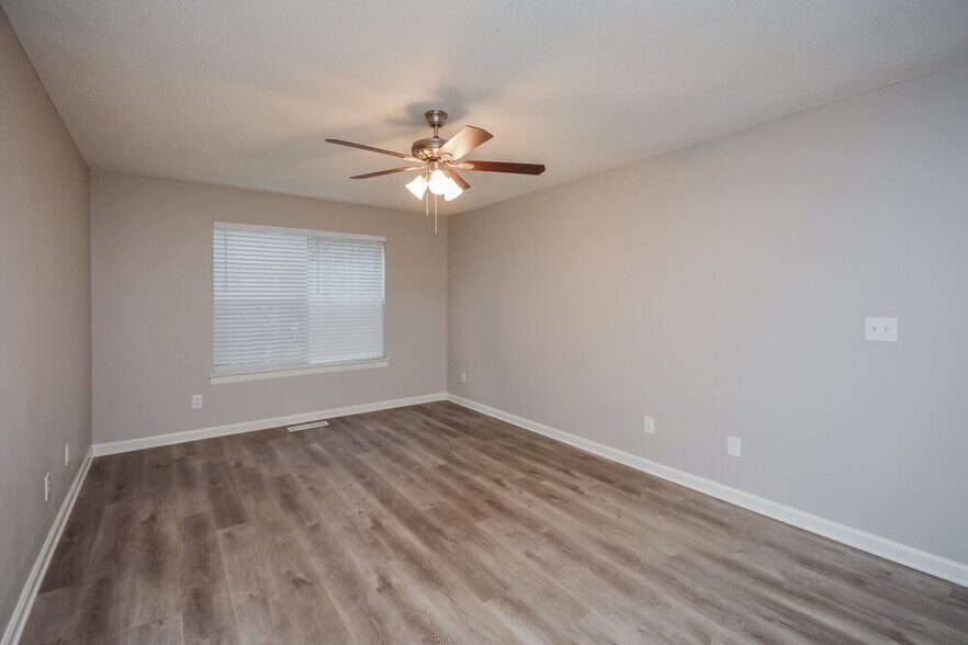 Building Photo - 5490 Northcut Dr