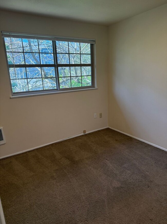 Building Photo - 739000