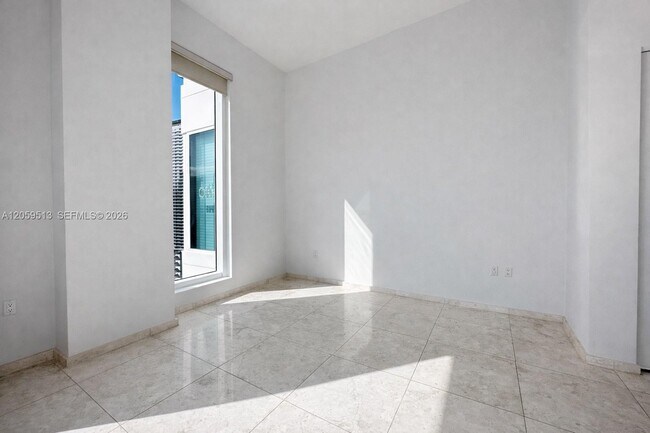 Building Photo - 900 Brickell Key Blvd