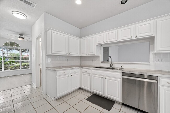 Building Photo - 1253 El Camino Village Dr