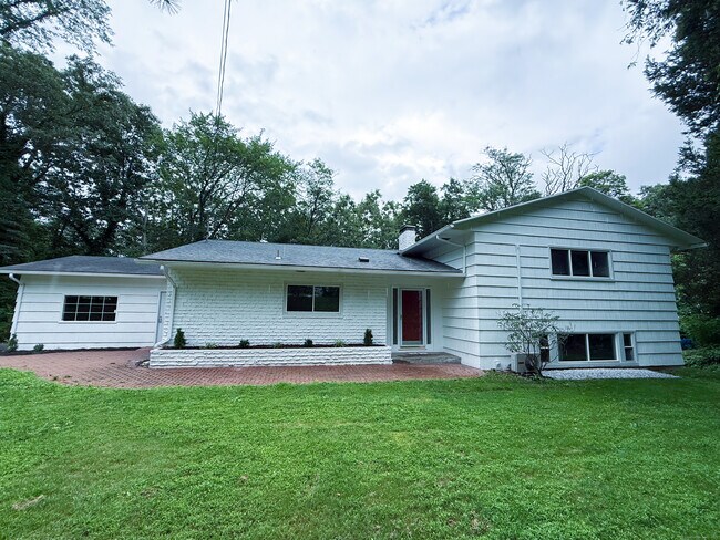 Primary Photo - 182 Knoll Dr
