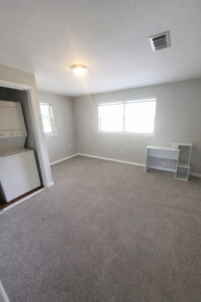 Building Photo - Little Lake Weir Waterfront FENCED 3BR/2BA on 6 Acres with Horse Barn, Private Boat Ramp & Dock