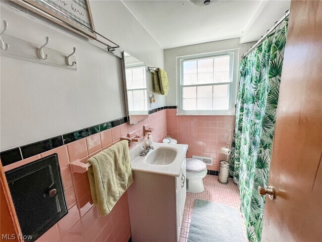 Building Photo - 7715 Kenton Ave