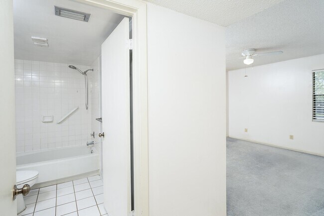 Building Photo - 10 Cristina Ct