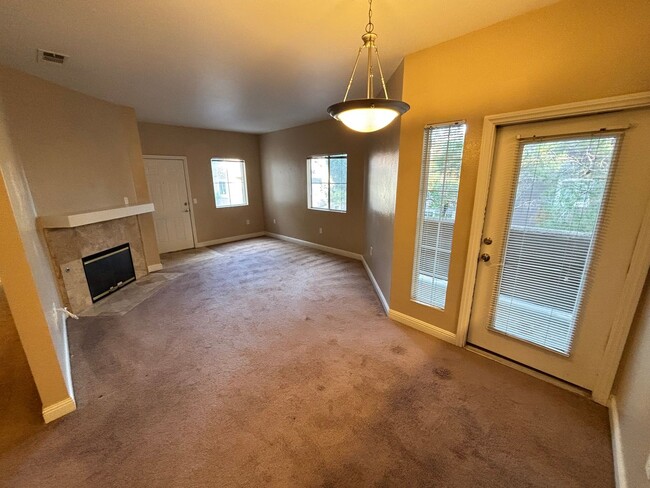 Building Photo - Gorgeous 2Bed/2Bath/2Car, 2nd-Story Condo located in the West part of the valley- Make the Move f...