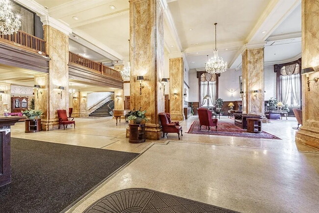 Building Photo - "Chic Urban Living: Spacious 1-Bedroom Oas...