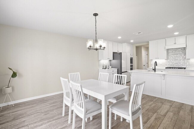 Building Photo - Like new, Move in Ready.